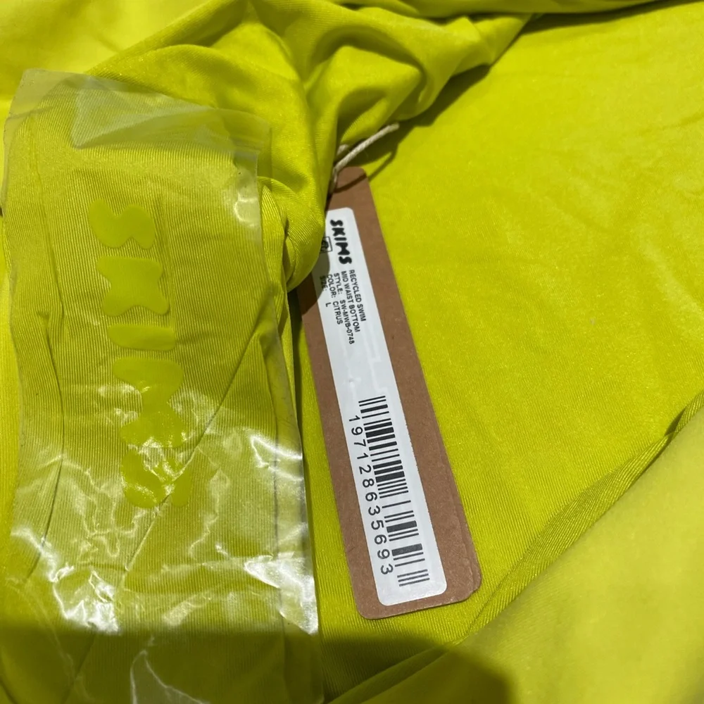 Nwt. Skims plunge bikini top and mid rise bottoms